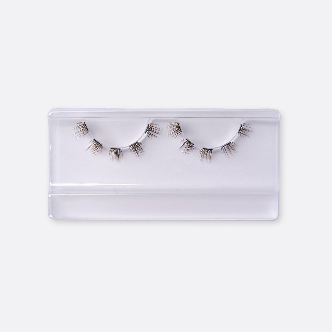 Close up macro shot van Bronze me nepwimpers een donkerbruine tint lashes op een oog in 12mm van Celine noé.