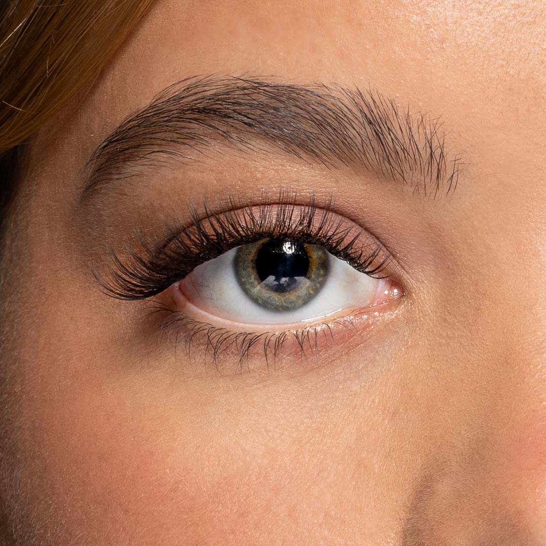 Cluster nepwimpers kit van Celíne noé in de stijl spicy touch een wispy, volle, cat eye look met tools om de lashes te kunnen gebruiken.