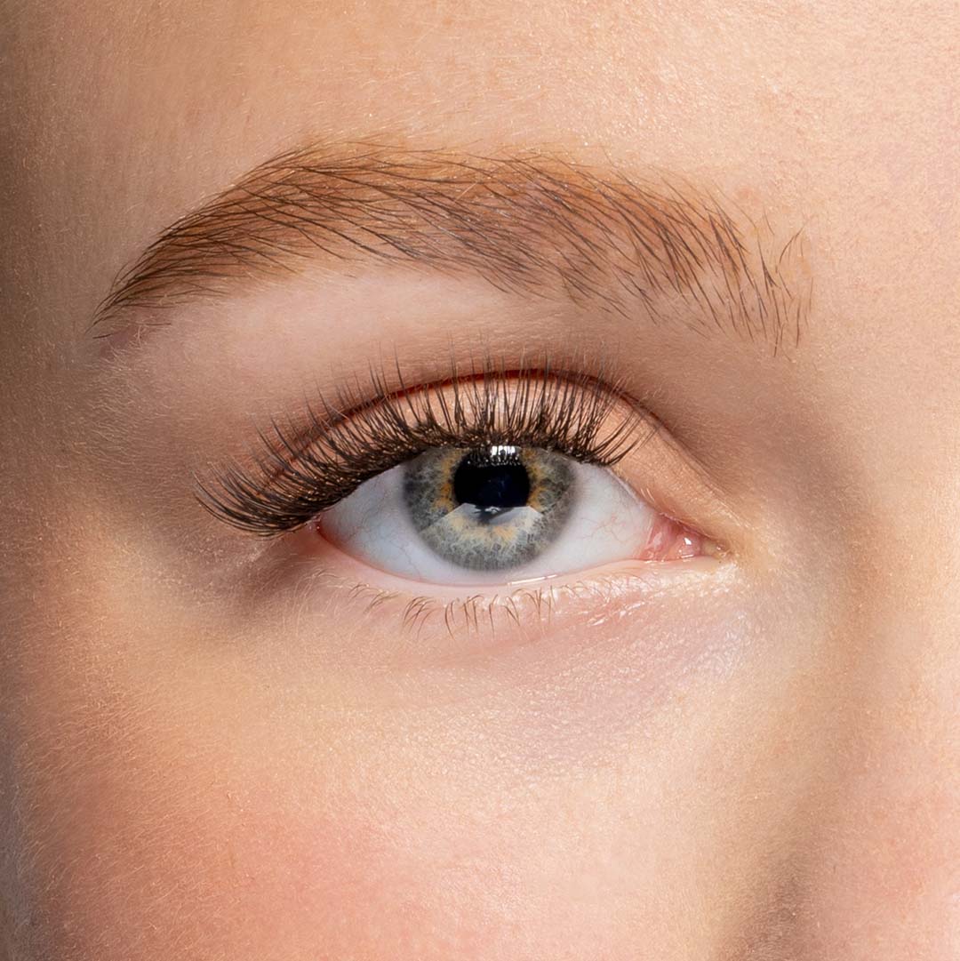 Close up van It girl nepwimpers een fluffy look op een oog in 12mm van Celine noé.