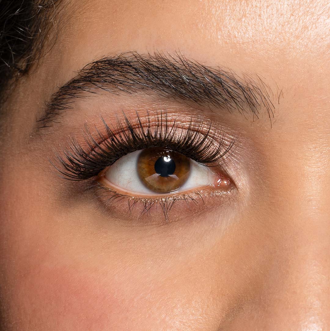 Close up van Extra touch nepwimpers een opvallend wimper stijl met vol effect op een oog in 14mm van Celine noé.