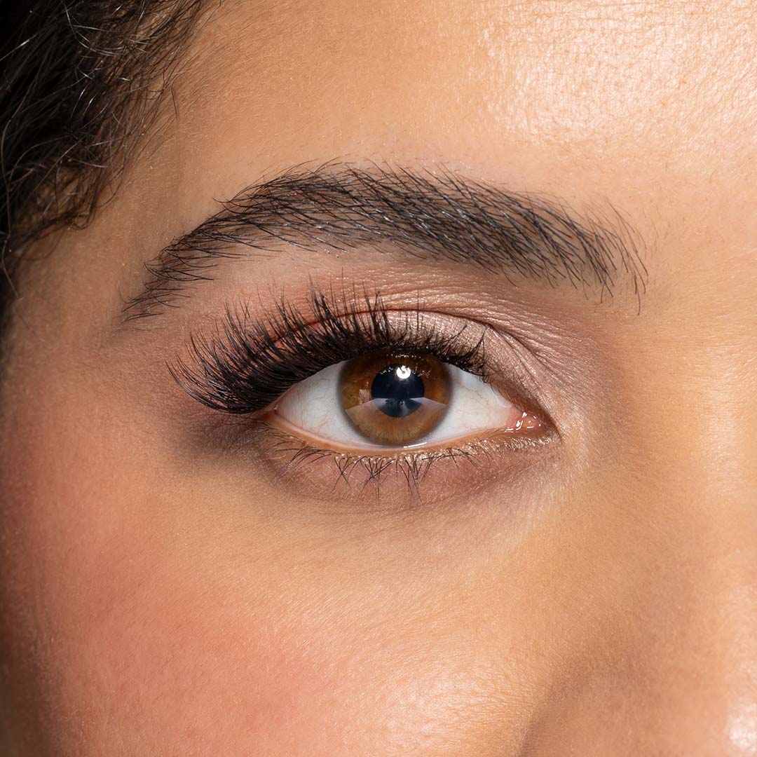 Close up van Eyes on me nepwimpers een medium cat eye look op een oog met een lengte die oploopt van 8 mm aan de binnenste ooghoek tot 14 mm.