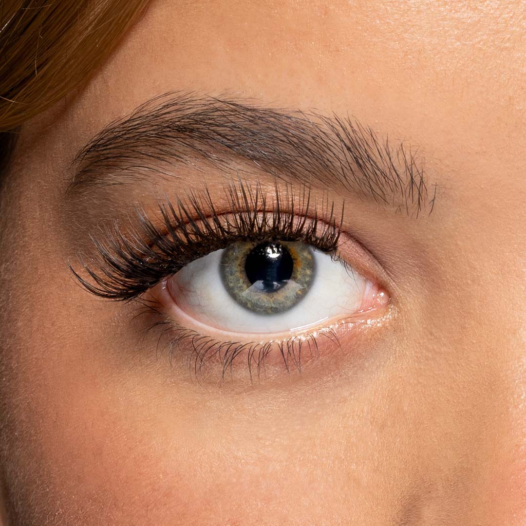 Close up van Extra touch nepwimpers een opvallend wimper stijl met vol effect op een oog in 14mm van Celine noé.