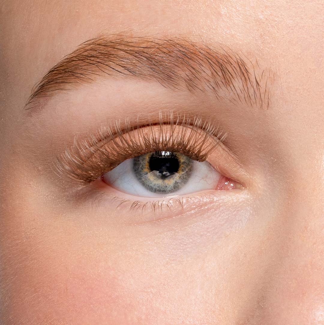 Close up van een oog met de 12mm Espresso nepwimpers van Celine noé.