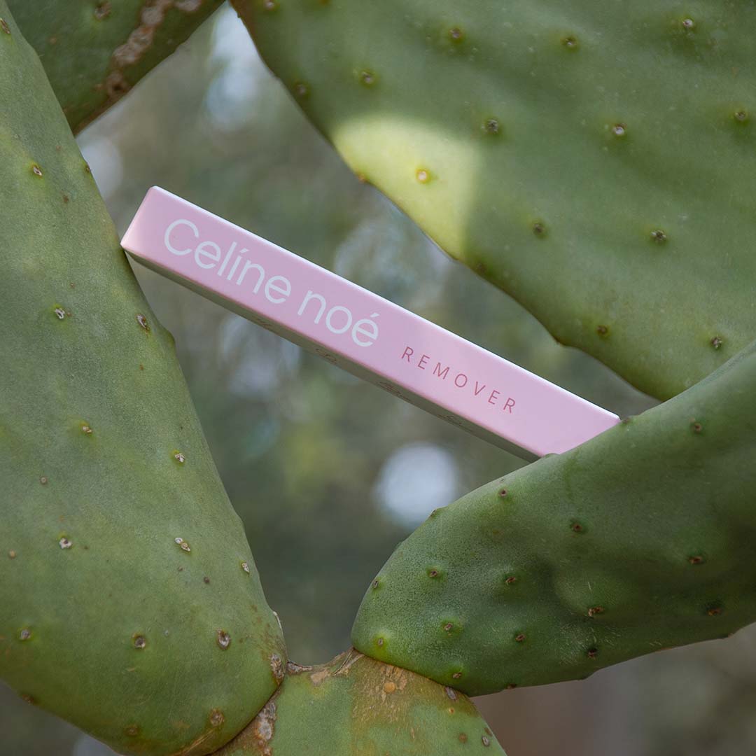 Remover voor lashes in een cactus neergelegd