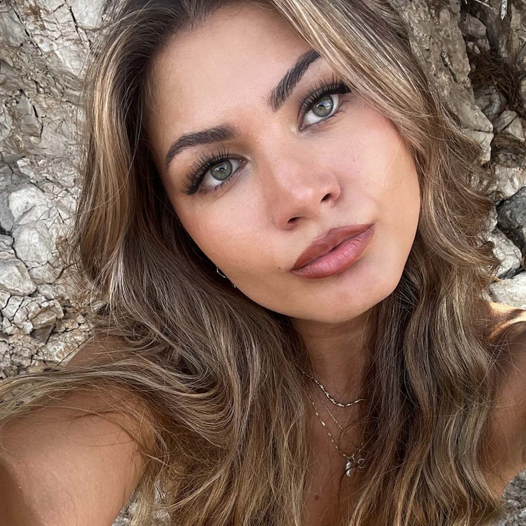 Selfie van model Yassi die de diy fast lash stijl Extra touch draagt bij de rotsen op het strand van Cala Illetes