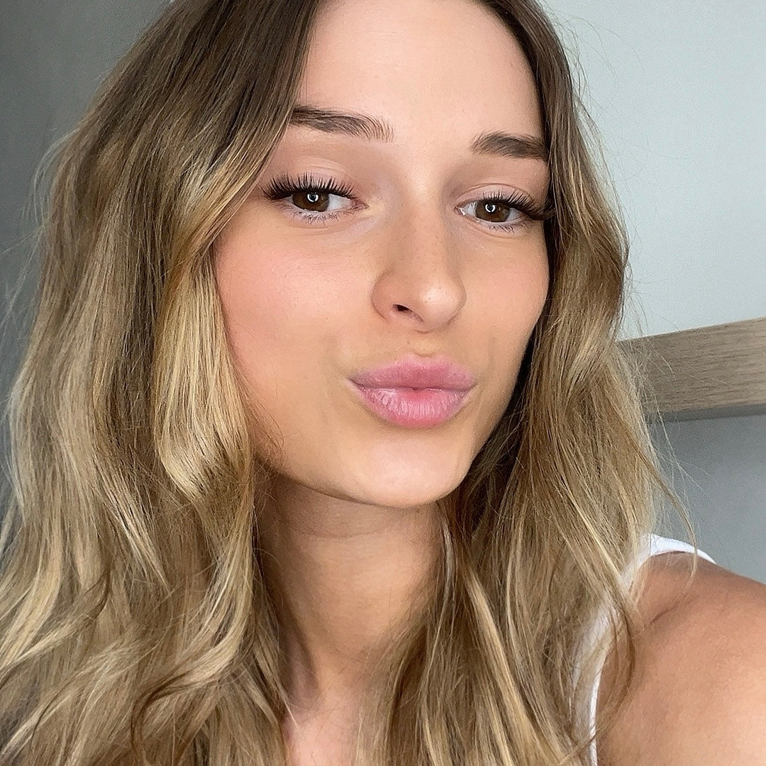 Selfie van de founder van Celíne noé die de nepwimper stijl Bronze mensen bruine lash stijl in 12mm laat zien.