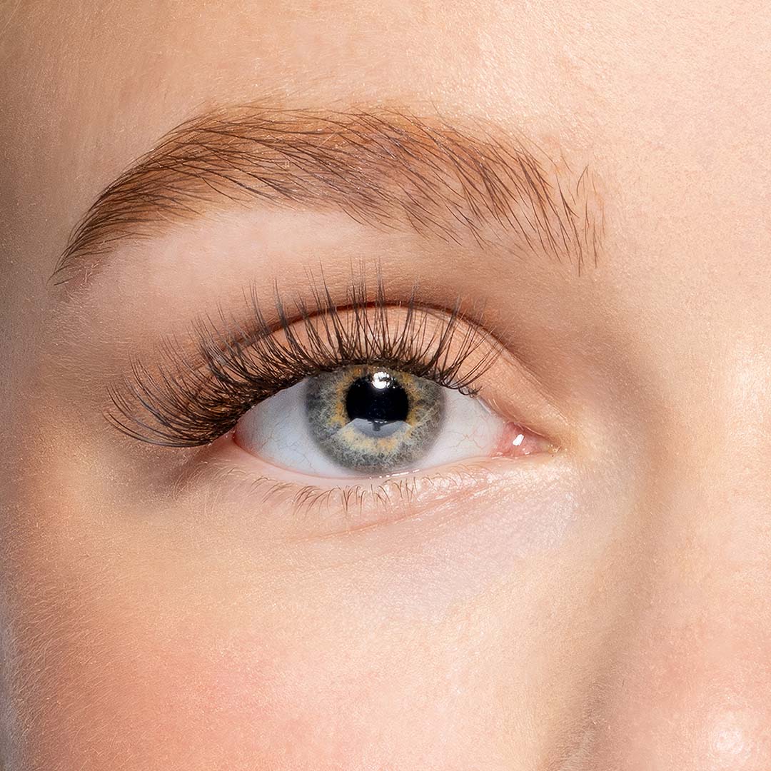 Natuurlijke dagelijkse one-by-one nepwimpers kit van Celíne noé in de stijl Soft focus een lichte, wispy look met tools om de lashes te kunnen gebruiken.