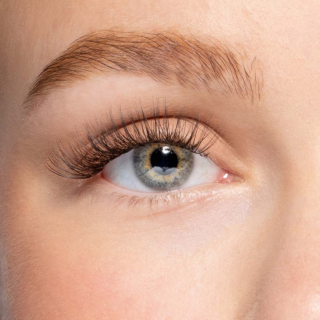 Close up van Soft focus nepwimpers een een lichte, wispy lash look op een oog in de lengte 12mm