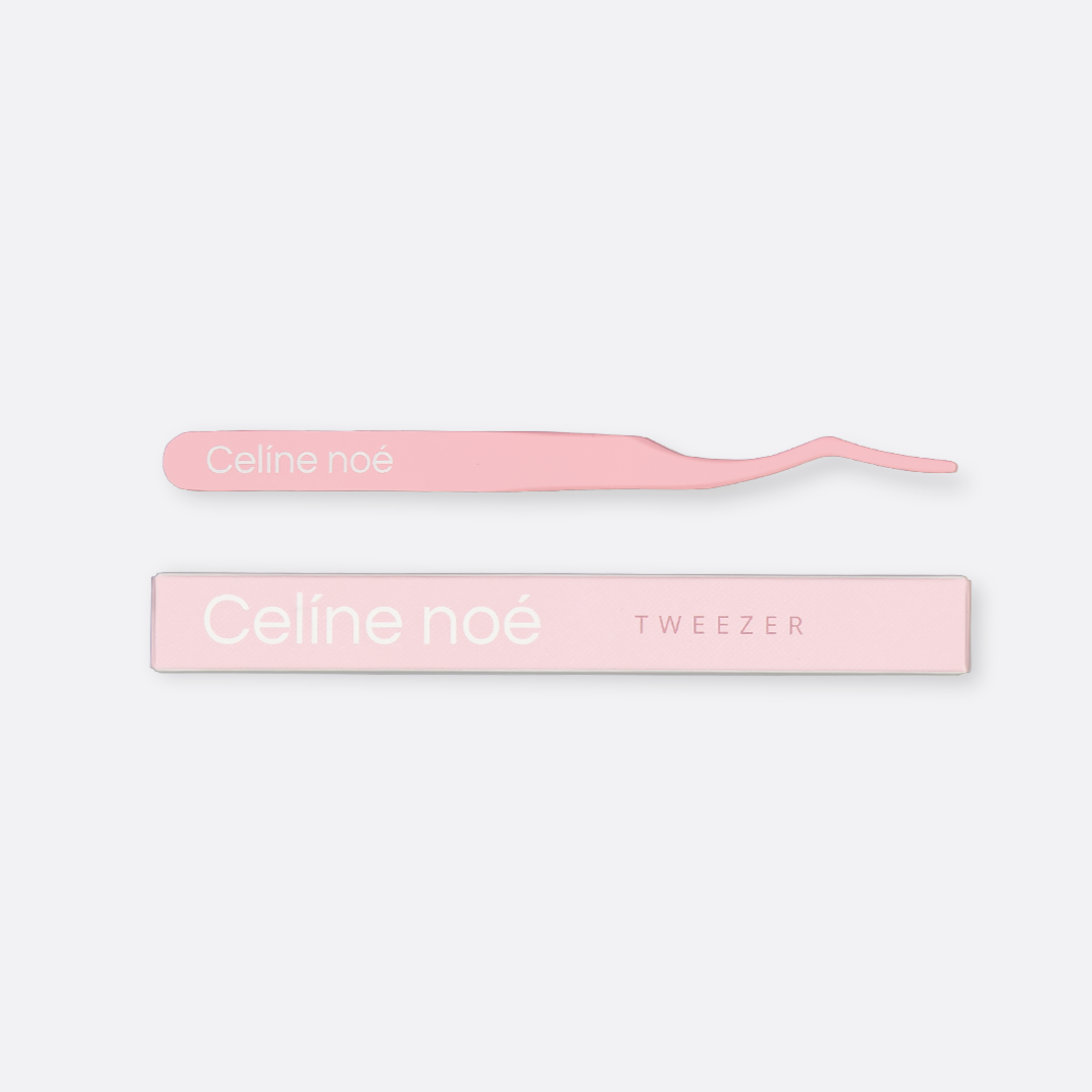 Roze tweezer op een witte achtergrond