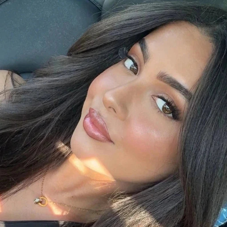 selfie van een meisje die wimpers draagt van Celíne noé genaamd Eyes on me, een Cat eye wimmper die van kort naar lang uitloopt.